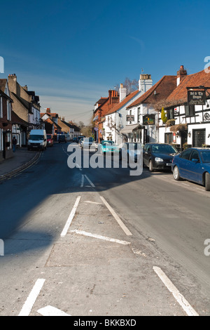 Blick entlang Cookham High Street, Berkshire, Großbritannien Stockfoto