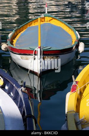 bunte Fischerboote vertäut im Hafen, Nizza, Frankreich, Europa Stockfoto