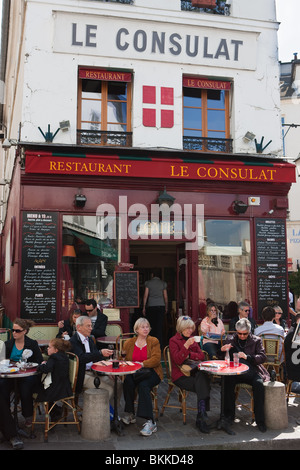 Menschen, die Getränke auf der Terrasse La Konsulat in Montmartre, Paris Stockfoto