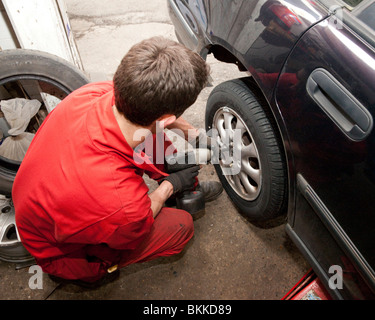 Garage Arbeiter wechselnde Rad Stockfoto