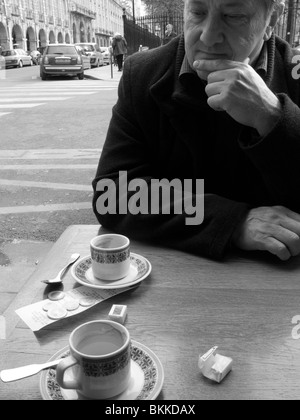 Reifer Mann draußen ein Café in Paris Stockfoto