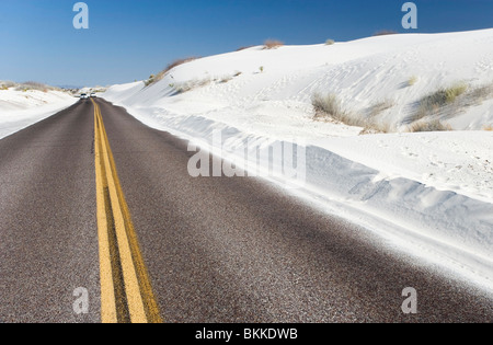 Autos fahren auf den Rundweg durch White Sands National Monument, New Mexico. Stockfoto