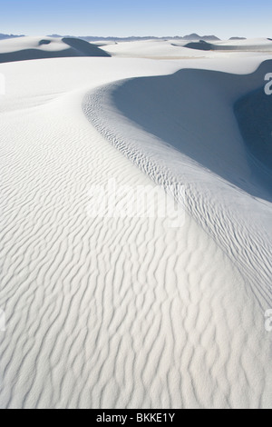 Wellen, die durch den Wind auf eine große weiße Sanddüne im White Sands National Monument, New Mexico gemacht. Stockfoto