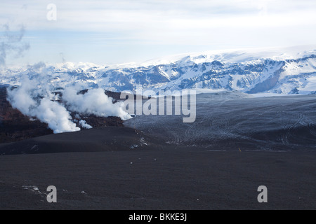 Lavaströme aus dem Island 2010 Vulkanausbruch des Vulkans Eyjafjalla schmelzen Schnee und Eis von der Eyjafjallajökull Stockfoto