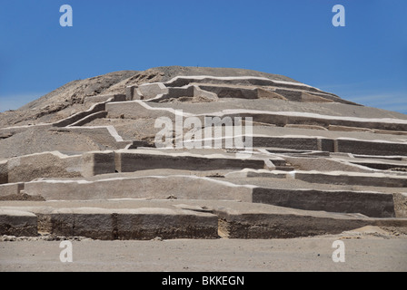 Adobe-Pyramide, Pyramiden von Cahuachi in Nazca-Wüste, Peru, Südamerika Stockfoto