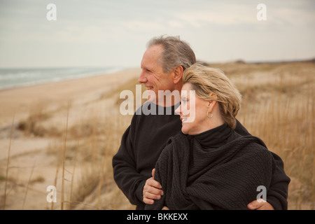 Kaukasische paar stehen am Strand Stockfoto