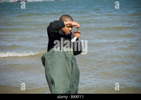 Studenten testen die Qualität des Wassers und der Gewässer für das marine Leben in Coney Island Creek in Brooklyn in New York suchen Stockfoto