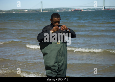 Studenten testen die Qualität des Wassers und der Gewässer für das marine Leben in Coney Island Creek in Brooklyn in New York suchen Stockfoto