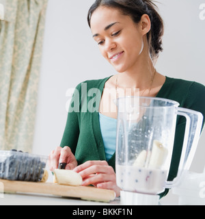 Gemischte Rassen Frau Vorbereitung smoothie Stockfoto