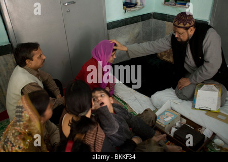 Von Mohammed Omar Faridi, ein Pir bei Shareef Dargah in Neu-Delhi werden Patienten behandelt. Stockfoto