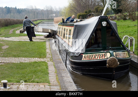 Frau, die Lenkung Kanalboot in vollem Stockfoto