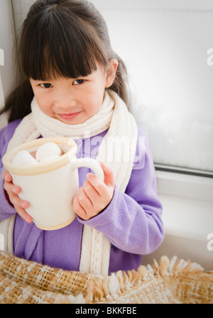 Chinesisches Mädchen trinken heißen Schokolade Stockfoto