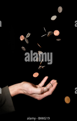 42 Jahre alten kaukasischen männliche Hand ausgestreckt abbildenden Konzept seine regnete Geld, Geld aus dem Himmel oder Pennies vom Himmel fallen Stockfoto