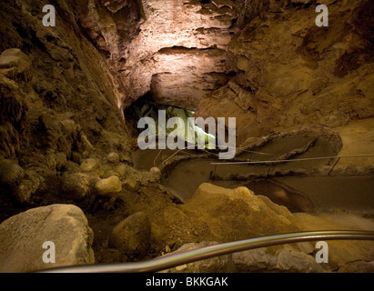 Abstieg in Carlsbad Caverns über den natürlichen Eingang kuppelt Sie 750 Fuß über viele Schalter-Rücken. Stockfoto