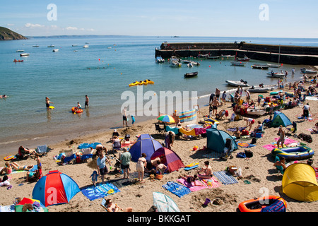 Menschenmassen am Strand von Gorran Haven Cornwall England Stockfoto