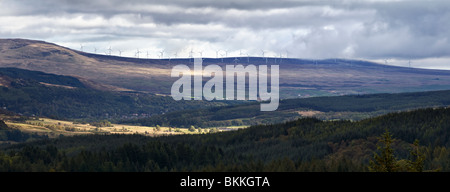 Queen Elizabeth Forest Park, Windpark Achray Wald auf der Suche nach Mentieth Hills, The Trossachs, Schottland, mit Braes Doune Stockfoto