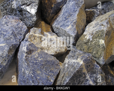 Sammlung von rohen Halbedelsteinen Stein Mineral Sodalith (Natrium-Aluminium-Silikat-Chlorid) Stockfoto