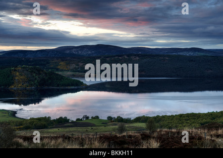 Attraktiven Blick auf den Sonnenuntergang vom Struie Hill, auf dem B9176 mit Blick auf den Dornoch Firth, Sutherland, Schottland, Vereinigtes Königreich Stockfoto