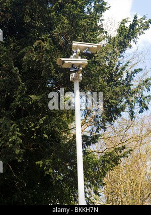 Security CCTV-Kameras an einem Mast Stockfoto