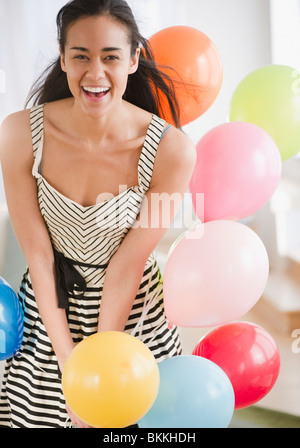 Lachend Mischlinge Frau mit Luftballons Stockfoto