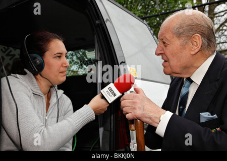 BBC-Moderator interviewt Peter Ayerst ein zweiter Weltkrieg Spitfire-Pilot. Stockfoto