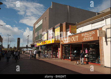 Menschen beim Einkaufen in der Fußgängerzone Rhyl Stadtzentrum, North Wales, UK Stockfoto