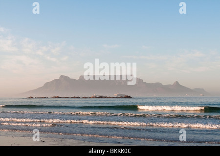 Spektakuläre Aussicht auf den Tafelberg von Blouberg Strand bei Sonnenaufgang. Cape Town, Südafrika Stockfoto