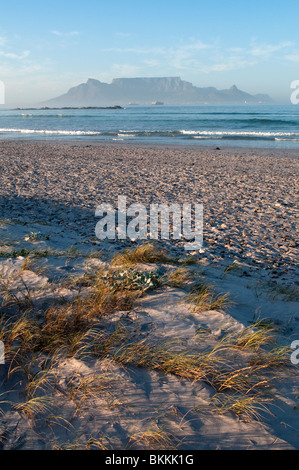 Spektakuläre Aussicht auf den Tafelberg von Blouberg Strand bei Sonnenaufgang. Cape Town, Südafrika Stockfoto