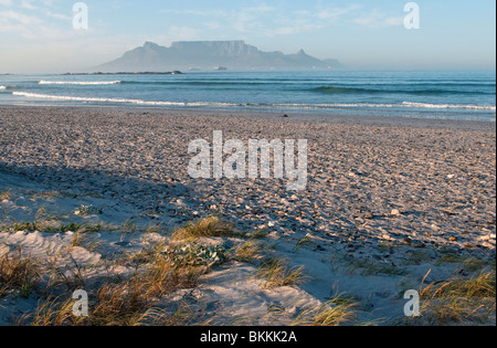 Spektakuläre Aussicht auf den Tafelberg von Blouberg Strand bei Sonnenaufgang. Cape Town, Südafrika Stockfoto