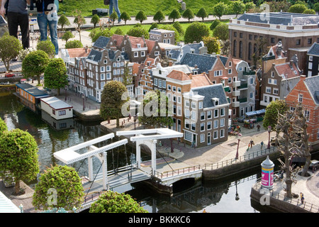 Miniatur Modell niederländische Stadt mit freitragenden Brücke in Madurodam, Scheveningen, Niederlande Stockfoto