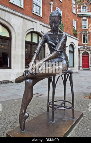 London, breite Court Enzo Plazzotta junge Tänzerin Skulptur April 2010 Stockfoto