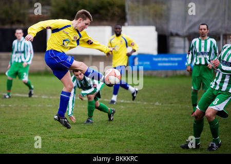 Bild von einem Fußballspiel mit Warrington Stadt AFC unterhaltsam Ossett Albion im Cantliever Park in der Unibond North league Stockfoto