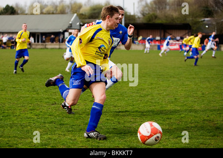 Bild von einem Fußballspiel mit Warrington Stadt AFC unterhaltsam Ossett Albion Freischwinger Park in Unibond North Liga Stockfoto