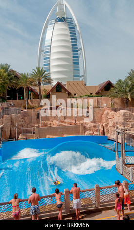 Wild Wadi Water Park und Burj Al Arab Hotel in Dubai UAE Hintergrund Stockfoto