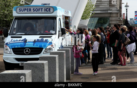 Menschen Queing für Eis auf London Southbank Stockfoto