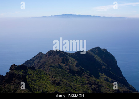 Blick auf La Gomera von Teno-Gebirge auf Teneriffa Stockfoto