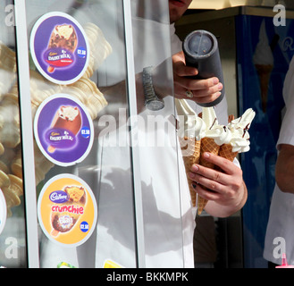 Drei Eis mit Schokoladensauce angewendet werden von einem Eis-Mann Stockfoto