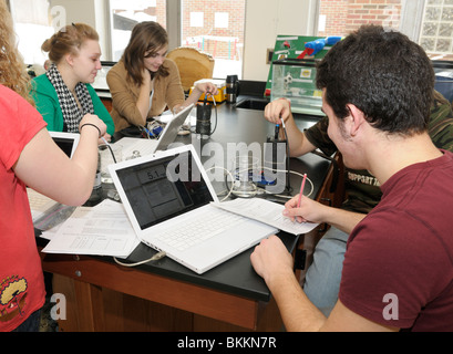 Abiturienten in ein College-Level Biologie-Klasse führen eine aquatische PRIMÄRPRODUKTIVITÄT zu studieren. Stockfoto