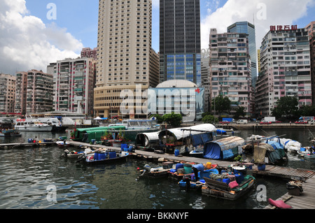 Sampan Hausboote vertäut am in der Nähe von Hafen vor dem Hotel Excelsior, Causeway Bay Typhhon Unterschlupf, Hong Kong Stockfoto