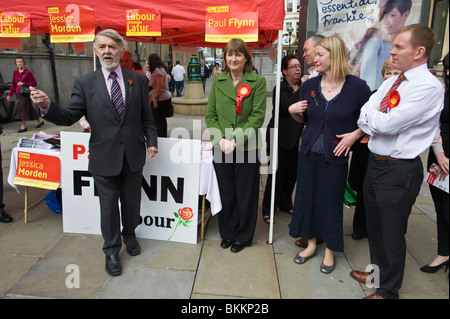 Paul Flynn (links) Labour Party Kandidaten suchen Wiederwahl in Newport West Kampagnen mit Harriet Harman im Stadtzentrum Stockfoto