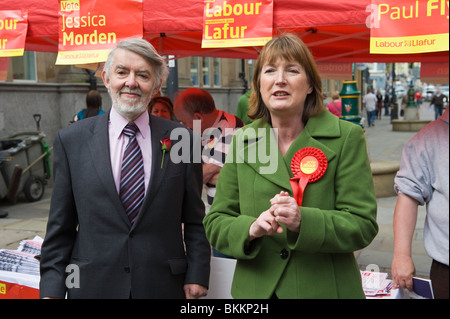 Paul Flynn (links) Labour Party Kandidaten suchen Wiederwahl in Newport West Kampagnen mit Harriet Harman im Stadtzentrum Stockfoto