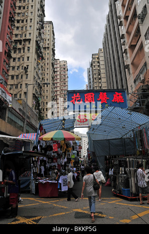Frau zu Fuß in Richtung der beschäftigt Stände der Ladies Market, Tung Choi Street, Mong Kok, Hong Kong, China Stockfoto