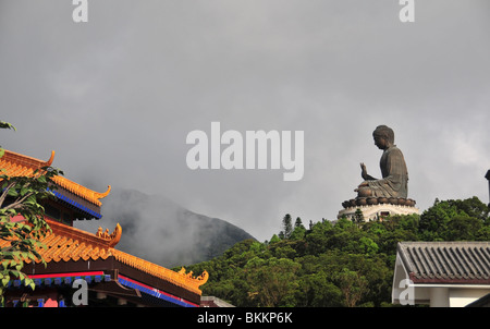 Tian Tan "Big Buddha" Statue, Po Lin Monastery, gesehen vom Ngang Ping Village, Lantau Island, Hong Kong, China Stockfoto