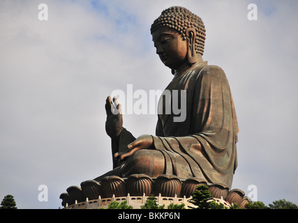 Profil von Close-up der Tian Tan "Big Buddha"-Statue, Monastery Po Lin Bronze, betrachtet aus dem Westen, Lantau Island, Hong Kong Stockfoto