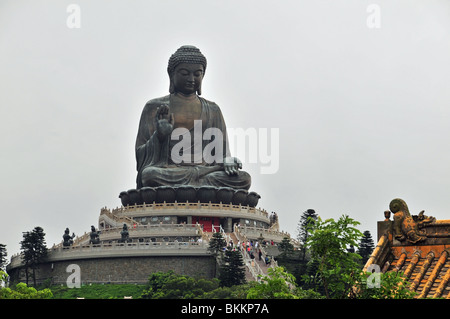 Tian Tan "Big Buddha" Statue, Lotus-Thron und Altar Plattformen, gesehen vom Po Lin Kloster Gateway, Lantau Island, Hong Kong Stockfoto