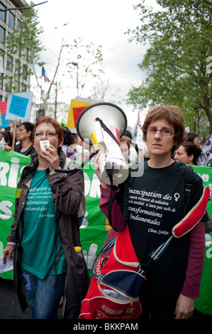 Demonstrationsgruppen aus verschiedenen Gruppen demonstrieren am 1. Mai, Demonstration am 1. Mai, Paris, Frankreich, gegen die Pläne der Regierung zur Reform des Rentensystems, Demo Megaphon Stockfoto