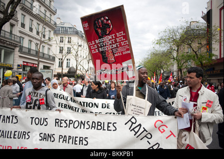 Gruppen französischer Menschenmassen, Sans Papiers, demonstrierten am 1. Mai, Demonstration am 1. Mai, Paris, Frankreich, mit Protestzeichen, CGT, Menschen ohne Papiere, illegale Migranten, Einwanderungsproteste Stockfoto