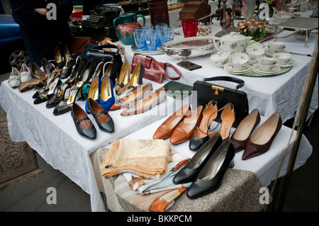 Shopping fShoes 'Second Hand' Damenschuhe auf der Street Garage Sale, Paris, Frankreich Stockfoto