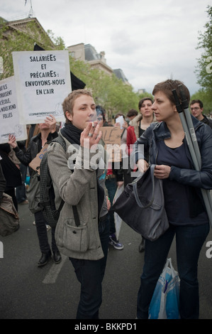 "Crowd of Diversity People, Women", demonstriert im Mai 1, Mai-Tag Demonstration, gegen Diskriminierung auf der Straße Paris, Frankreich Stockfoto