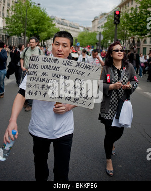 Gruppen von Chinesen demonstrieren im Mai 1, am 1. Mai, Paris, Frankreich, mit handschriftlichen Protestschildern auf der Straße, Immigranten-Rechten in Europa, Slogans für soziale Gerechtigkeit, Frankreich-Einwanderungspapiere Stockfoto